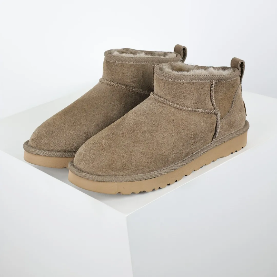 Pick up locally 💰520 Core recommendation Good price It is a very suitable choice for home furnishings. In the new year, uug launched a series of styles, which are partial to the preferences of young consumers and have also moved to the forefront of fashion trends. Shoe body material: water-repellent coated suede upper, 17mm UGGPURE™ implantable wool insole, lightweight non-slip and comfortable rubber outsole, with brand LOGO and trademark. Comes with a full set of packaging. Size: 35 36 37 38 39 40 41 42 43 44
